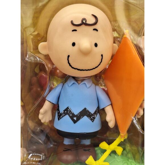40)Peanuts Characters; PEPPERMINT PATTY, CHARLIE BROWN, AND LINUS 5in Figurines. - Picture 3 of 9